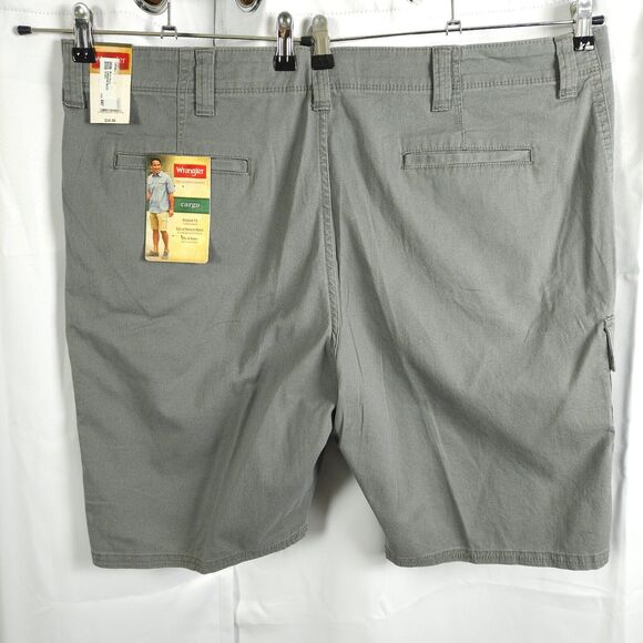NWT Wrangler Men's 44 Gray Cargo Relaxed Fit Knee Length Tech Pocket Shorts - Picture 2 of 16